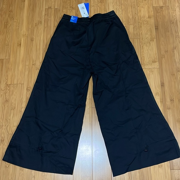 Adidas Relaxed Fit - Picture 2 of 4